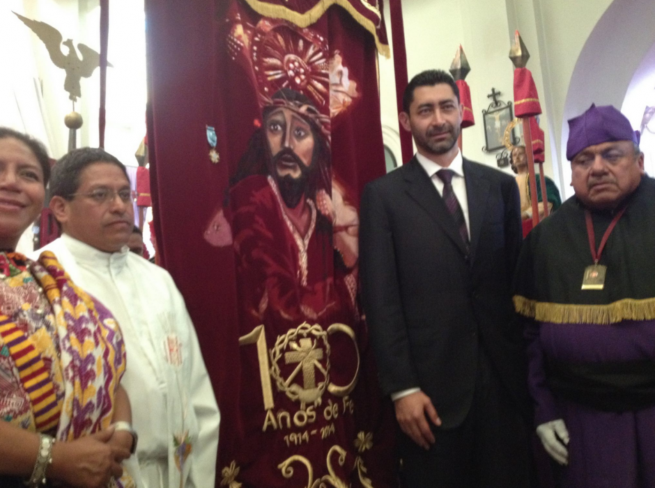 En esta fotografía, compartida por la Municipalidad de Mixco, se observa al alcalde luego de colocar la Orden del Quetzal al estandarte de la Hermandad. A la izquierda, casi fuera de la foto, la Vicecanciller, Marta Estrada Xicara, quien debió ser la responsable del acto. (Foto: Municipalidad de Mixco)