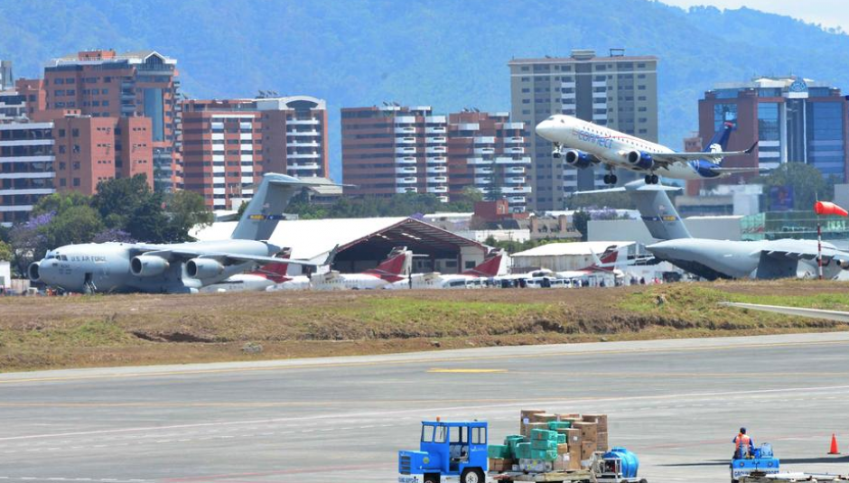 Una entidad internacional evaluará el aeropuerto "La Aurora" este año, por lo que Encuentro por Guatemala cuestionó a la Dirección General de Aeronáutica sobre los avances para superar esa prueba. (Foto: Archivo/Soy502)