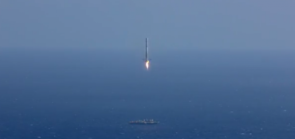 El aterrizaje del cohete Falcon 9 terminó en una fuerte explosión que quedó grabada en video. (Foto: RT Noticias)&nbsp;