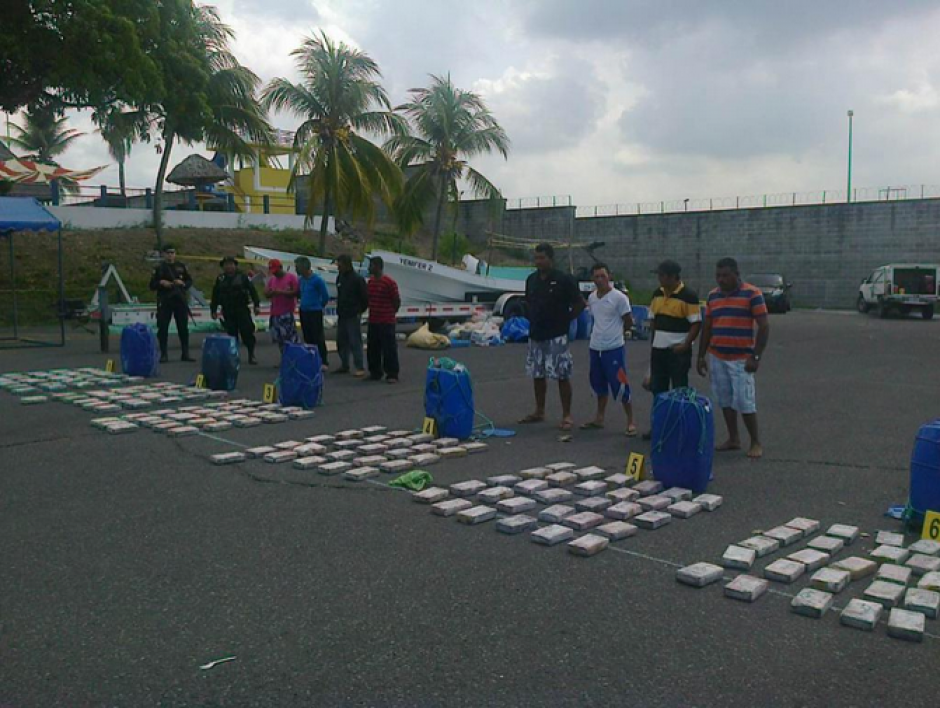 Las fuerzas de seguridad capturaron a ocho personas e incautaron 170 paquetes con droga. (Foto: PNC)&nbsp;