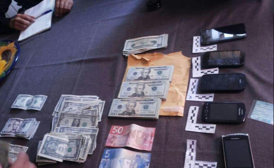 Las fuerzas de seguridad han capturado a dos personas y en una vivienda encontraron 11 celulares y 7 mil dólares. (Foto: Nuestro Diario)&nbsp;