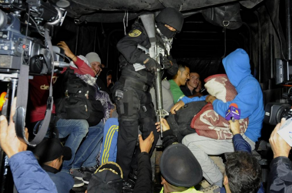 Entre los migrantes que estaban secuestrados por una banda que se dedica a extorsionar a las familias de los indocumentados, figuran varios guatemaltecos. (Foto: sinembargo.mx)&nbsp;
