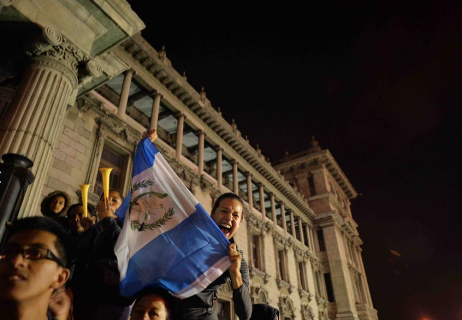 La celebración que se realizó frente al Palacio Nacional luego de conocerse la renuncia de Roxana Baldetti fue criticada por la exvicepresidenta. (Foto: Archivo/Soy502)