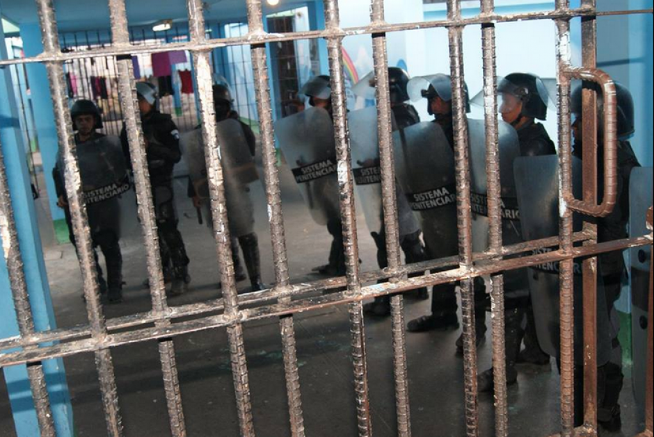 Los reos de la cárcel de Puerto Barrios se amotinaron como muestra de rechazo por la presencia del exmilitar que cumple una condena por el robo millonario en el aeropuerto La Aurora. (Foto: Sistema Penitenciario)&nbsp;