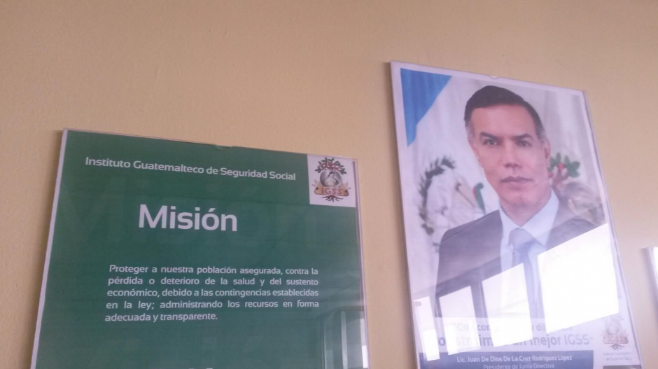 La fotografía de Juan De Dios Rodríguez sigue en las paredes de las oficinas del IGSS como presidente de la institución, en algunos casos, junto al texto de la misión del seguro social. (Foto: Soy502)