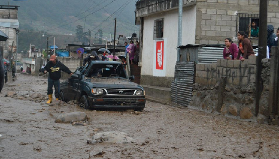 Un vehículo fue arrastrado por una correntada en el municipio de Almolonga, en Quetzaltenango. (Foto: Antonio Sánchez/Facebbok)