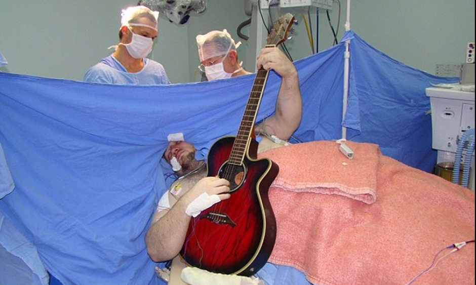 El brasileño Anthony Kulkamp tiene 33 años y ha sorprendido con su interpretación de Yesterday de los Beatles mientras era sometido a una cirugía cerebral. (Foto: DailyMail)&nbsp;