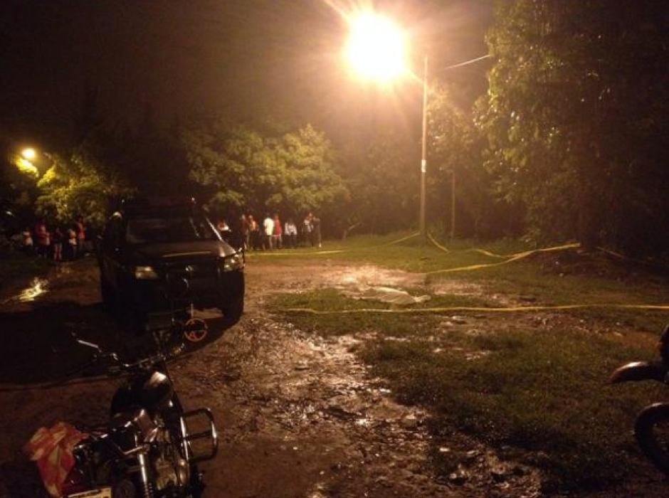 El deslave, que destruyó dos viviendas, ocurrió la noche del lunes bajo las intensas lluvias en la capital. (Foto: Bomberos Mixco)&nbsp;