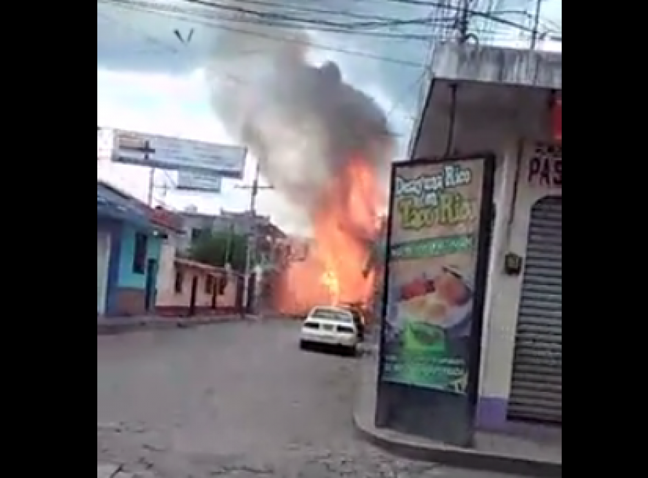 El usuario de Facebook Francisco Prillwitz capta el momento en que el camión explota. (Imagen: Facebook)