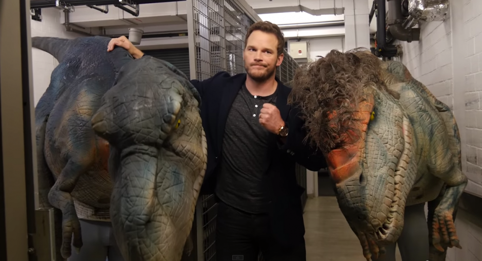 Al actor Chris Pratt le juegan una broma con dos enormes dinosaurios. (Imagen: Youtube)