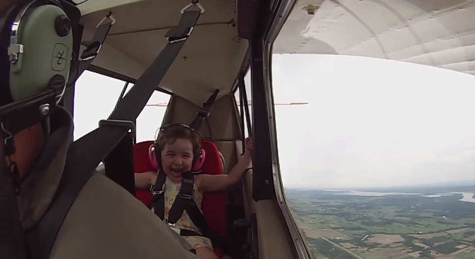 Lea Langumier es una niña de cuatro años de edad que siempre ha demostrado su pasión por las alturas y los aviones. (Imagen: Youtube)