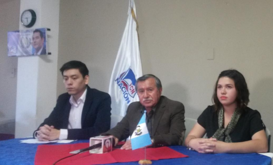 Edgar Lorenzo Chin, primero a la izquierda, renunció como candidato a diputado por los ataques sufridos en redes sociales. (Foto: Soy502)&nbsp;