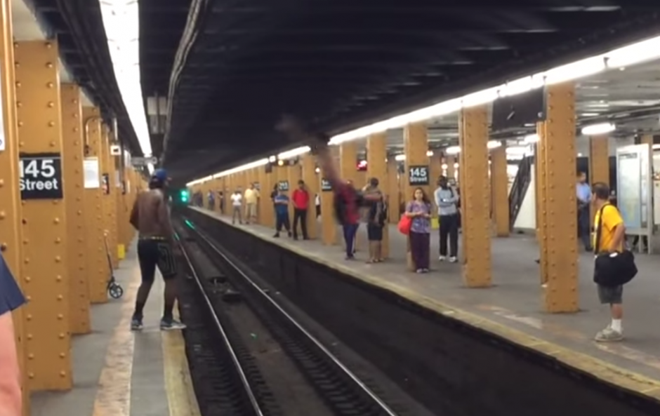 Un joven intenta saltar entre las vías del subterráneo en Nueva York y falla. (Imagen: Youtube)