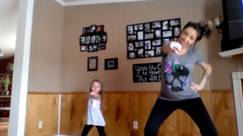 El baile de madre e hija se viraliza en Facebook. (Imagen: Facebook/Nikki Taylor)