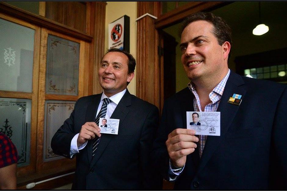 Roberto González y Rodolfo Neutze recibieron su credencial como candidatos a presidente y vicepresidente. (Foto: Wilder López/Soy502)