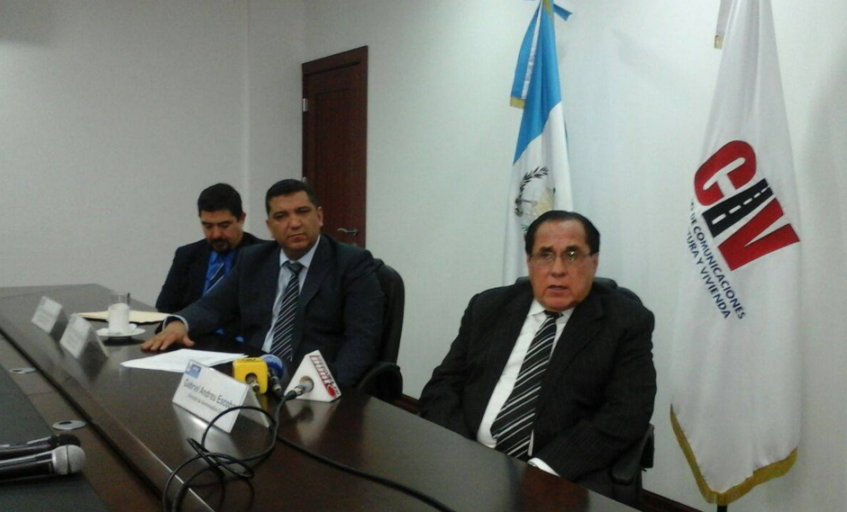 Gabriel Andreu Escobar, primero a la derecha, fue nombrado como nuevo director de Aeronáutica Civil. (Foto: Soy502)