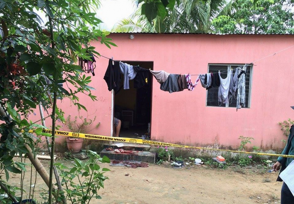 Esta es la casa donde la mujer era agredida. El hombre murió luego de que la PNC intentará detenerlo y él los atacara con un machete, el mismo con el hirió a la mujer embarazada y su hija de 5 años. (Foto: PNC)