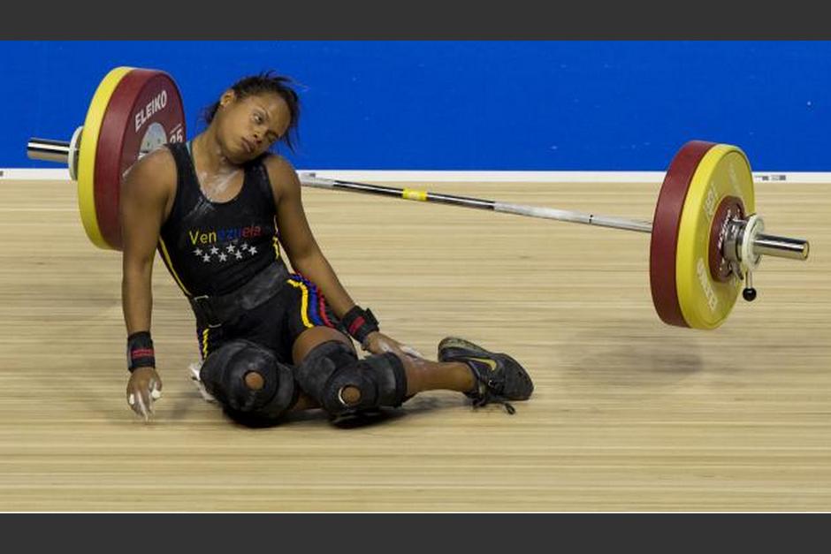 La atleta venezolana, Génesis Rodríguez, en el momento justo en el que se desmaya luego de levantar 201 kilos y ganar la medalla de plata. (Foto: Record)