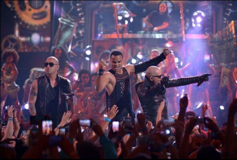 Pitbull, Wisin y Mohombi fueron los encargados de hacer una fiesta sobre el escenario de los Premios Juventud.&nbsp;(Foto: Univisión)