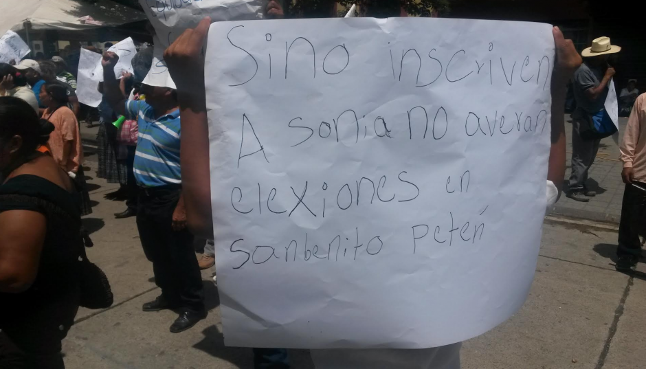 Los manifestantes amenazan con no permitir que se desarrollen las elecciones en San Benito, Petén, si no inscriben a Rivera. (Foto: Soy502)