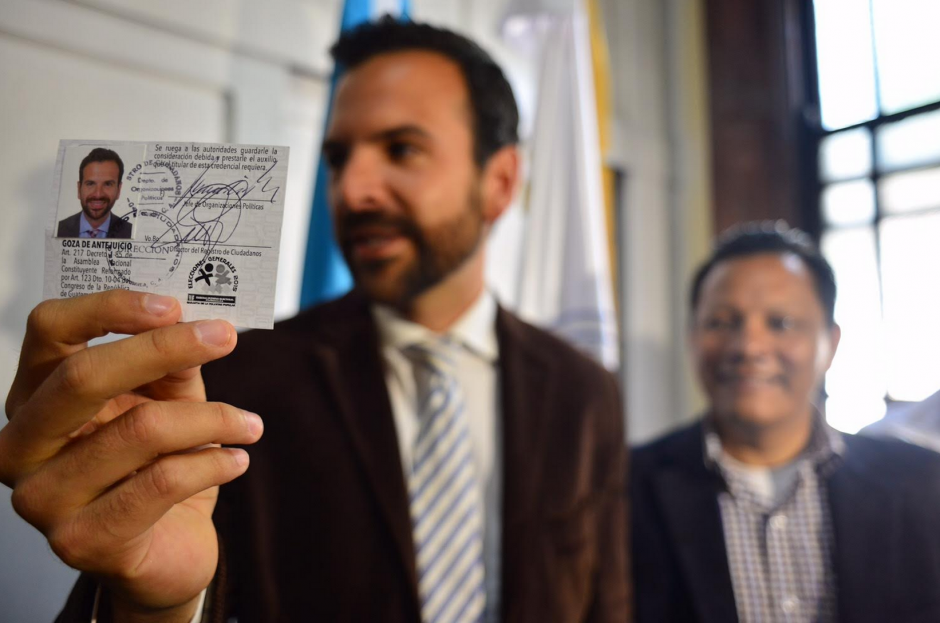 Luis Enrique “Veneno“ Cruz recibió su credencial como candidato a la alcaldía. Es el segundo en quedar formalmente inscrito. (Foto: Jesús Alfonso/Soy502)