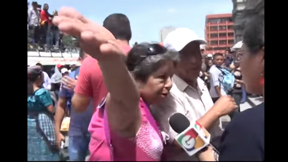 Algunos maestros que acompañaron la marcha de Joviel Acevedo agredieron a los periodistas. (Foto: YouTube/Guatevisión)&nbsp;