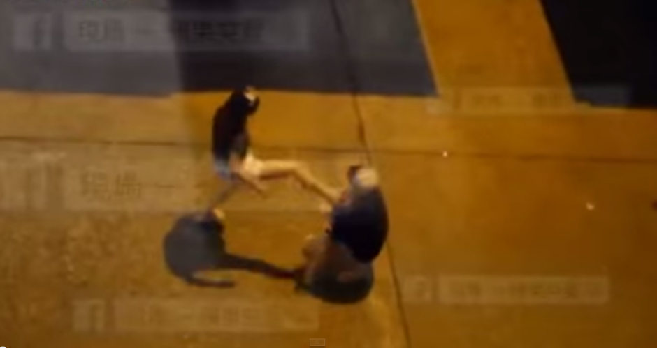 Un hombre trata que su pareja lo perdone. (Foto: YouTube/LiveLeak)