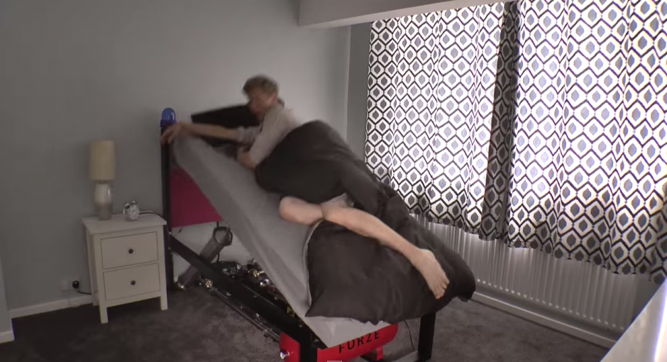    Colin Furze ha inventado una cama que te expulsará cuando suene la alarma. (Imagen: YouTube)