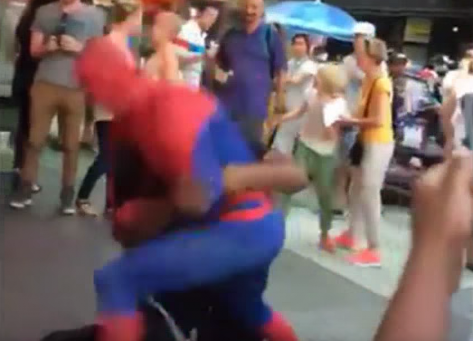 Un "hombre arañana" de la vida real lucha contra un malhechor en Manhattan. (Imagen: YouTube)