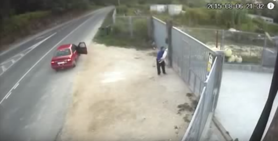 Un perro fue lanzado por dos hombres sobre una malla metálica. (Foto: Captura de YouTube)