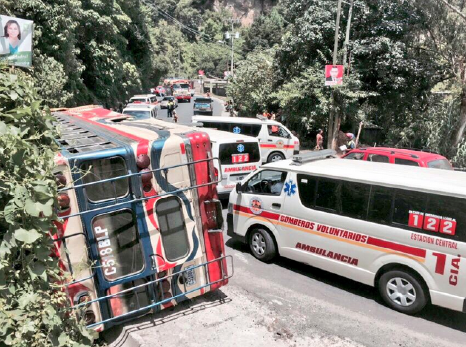 Un accidente de tránsito dejo al menos 15 personas heridas en Ciudad Quetzal. (Foto:&nbsp;@BVoluntariosGT)