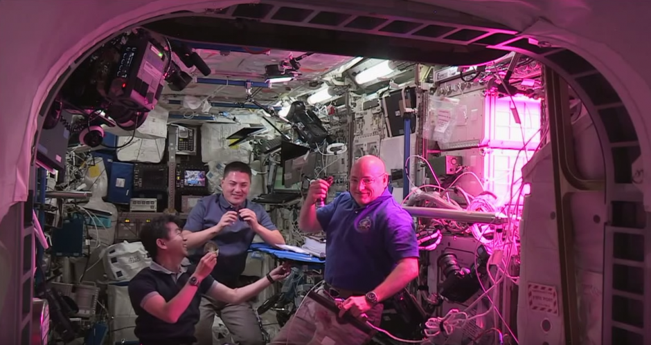 Astronautas prueban la primer lechuga cultivada en el espacio. (Imagen: YouTube)