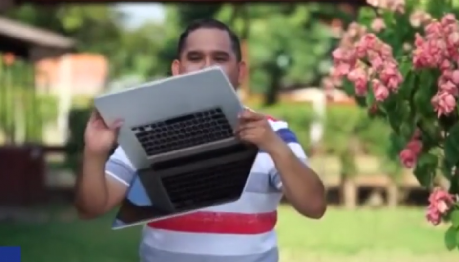 Un hondureño se cansó de lidiar con su Macbook Pro y terminó por destruirla. (Foto: laprensa.hn)