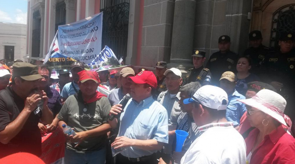 Sindicalistas, liderados por Joviel Acevedo, realizaron manifestación para pedir que no se cambie la fecha de elecciones y que no sea suspendido ningún partido político. (Foto: Soy502)