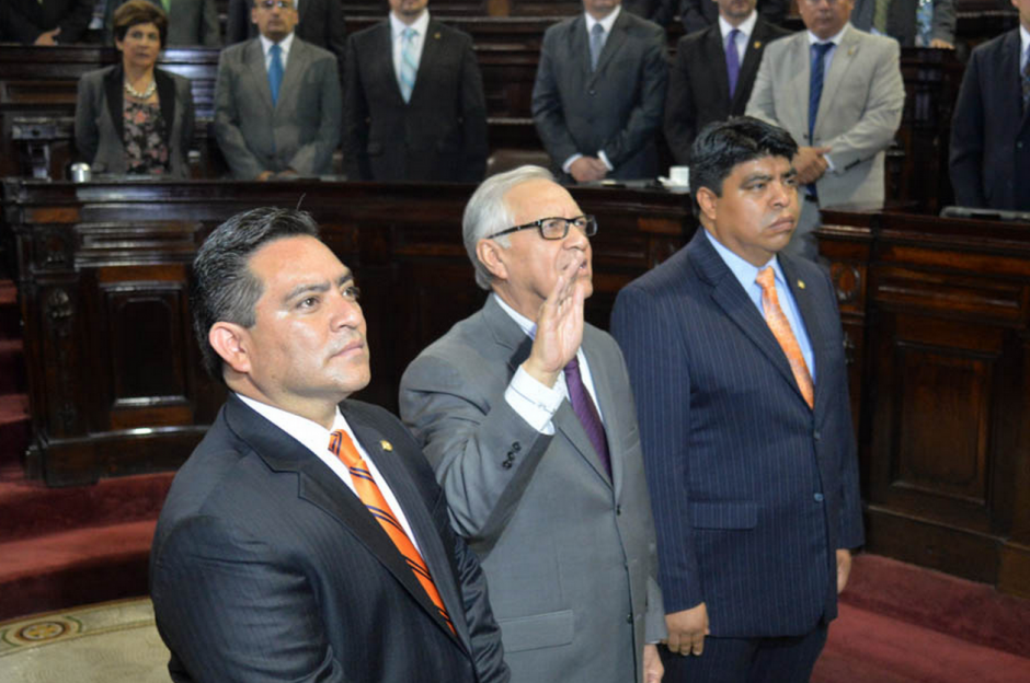 Alejandro Maldonado Aguirre, en la foto histórica al momento de jurar como Vicepresidente, en mayo de 2015. (Foto: Archivo/Soy502)