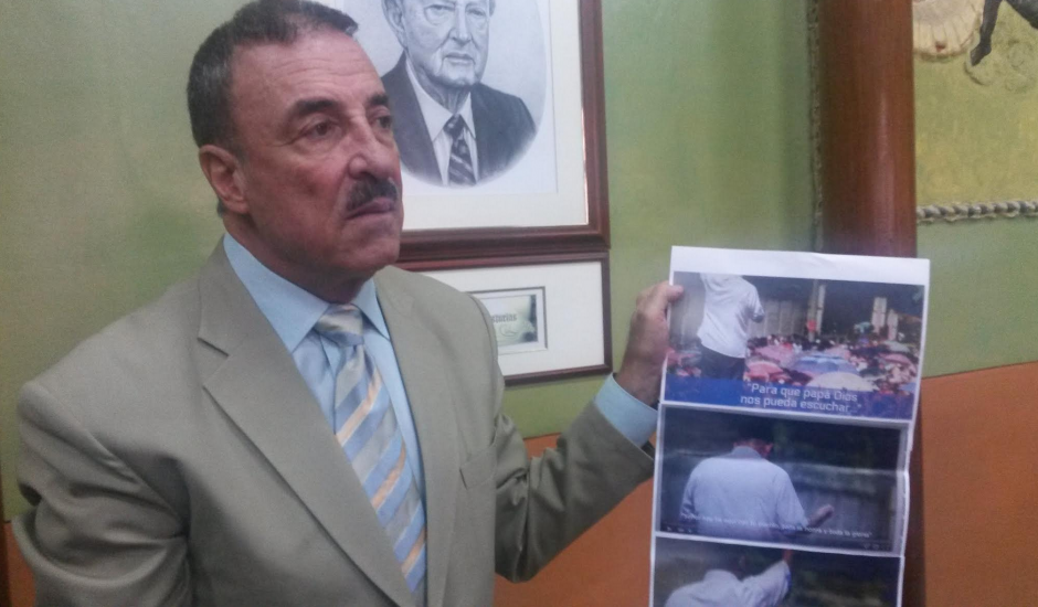 EL fiscal del PAN muestra una imagen donde intenta demostrar que el partido Lider ha violado la Ley Electoral. (Foto: Soy502)