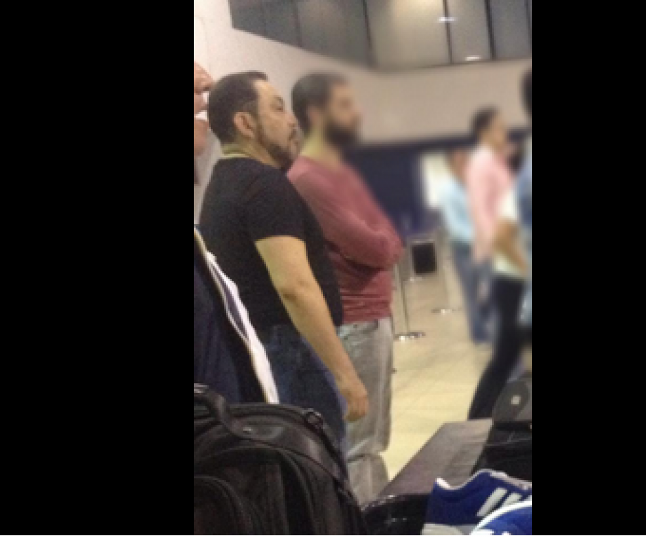 Usuarios de la red social Twitter compartieron las imágenes de Mauricio López Bonilla mientras esperaba ingresar al avión. &nbsp;(Foto: Twitter/@VerodeTanchez)&nbsp;