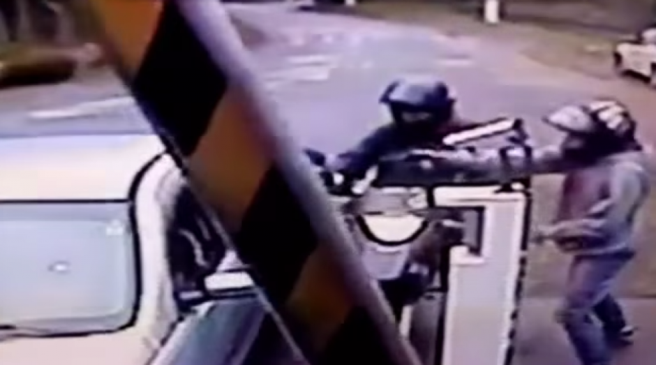 Un policía que se encontraba de descanso, frustró el robo de su automóvil y mató a uno de los asaltantes. (Imagen: YouTube)