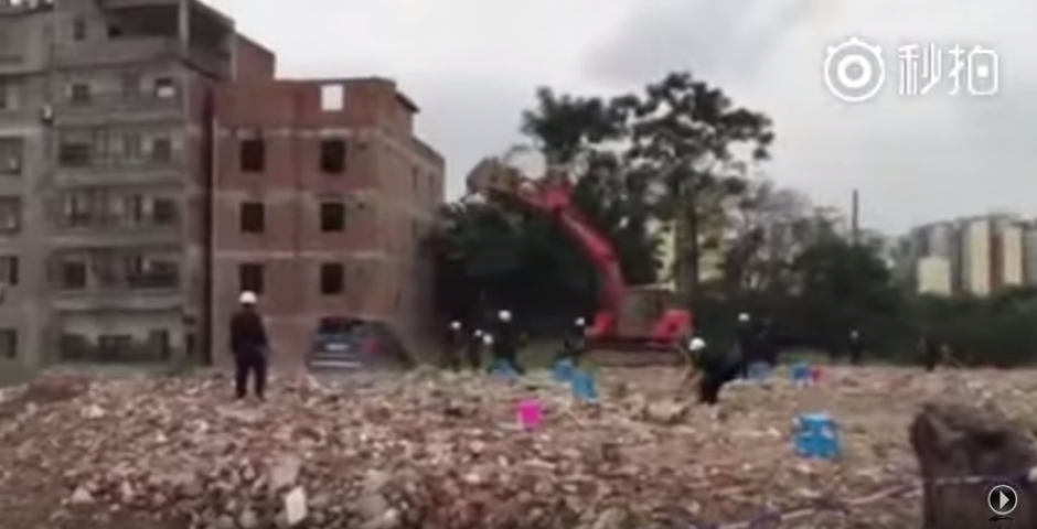 Un hombre intento detener a una excavadora en China. (Imagen: YouTube)