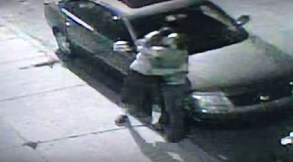 Dos hombres que peleaban en una calle de Filadelfia terminan dándose&nbsp;un abrazo. (Imagen: YouTube)