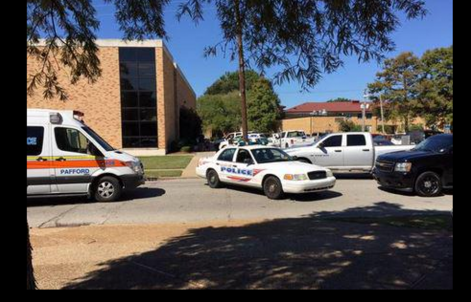 Funcionarios de la Universidad Delta State dijeron que una persona murió este lunes tras reportes de que un pistolero irrumpió en el campus y abrió fuego, razón por la cual se cerraron todos los accesos al mismo. (Foto: Telemundo)&nbsp;