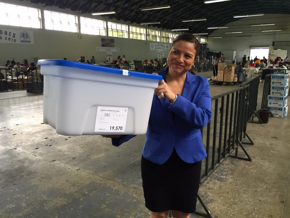 La Directora Electoral, Gloria López, enseña la caja con insumos electorales que se enviará a cada mesa de votación para la Segunda Vuelta Electoral. (Foto: Soy502)&nbsp;