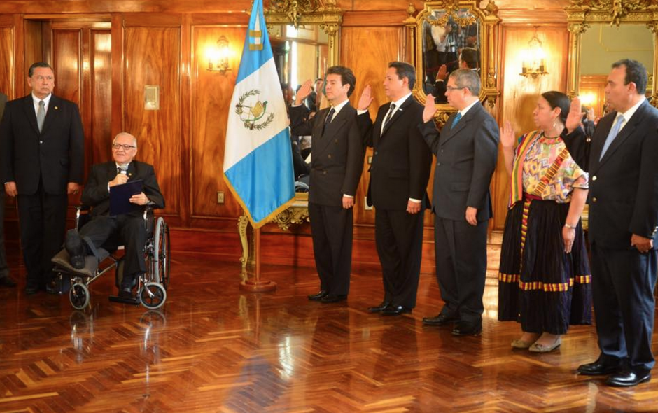 Los nuevos funcionarios fueron juramentados por el presidente Alejandro Maldonado Aguirre, quien aún sigue en silla de ruedas. &nbsp;(Foto: Jesús Alfonso/Soy502)