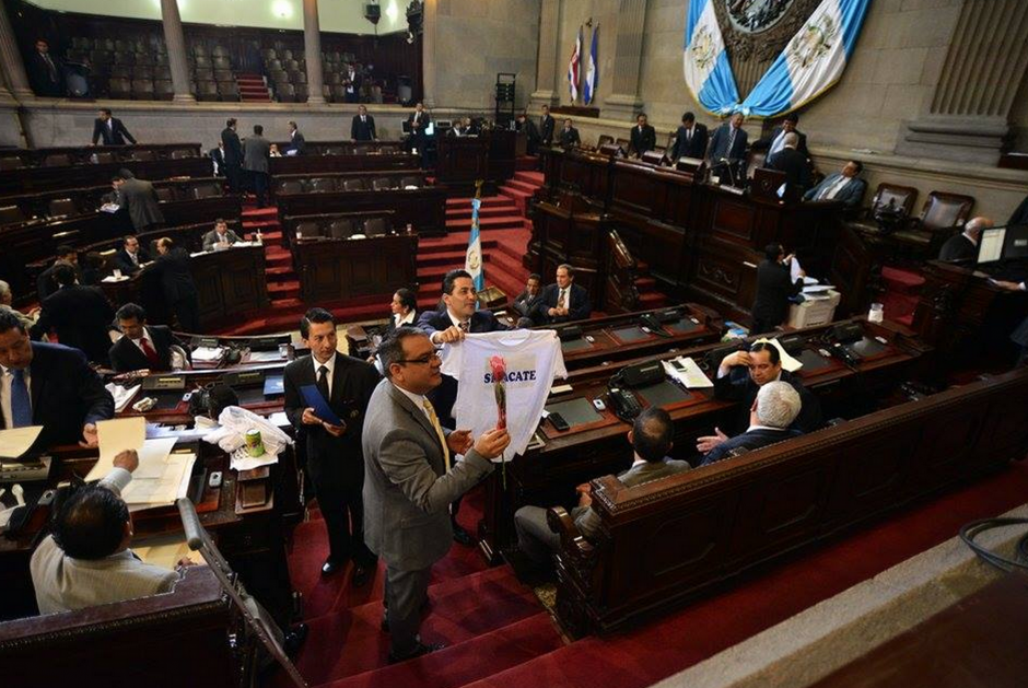 Los diputados aprobaron la creación de Sipacate como municipio, sin embargo, no terminaron de aprobar el acuerdo. Los vecinos de ese municipio les entregaron rosas y playera en busca de su apoyo. (Foto: Wilder López/Soy502)