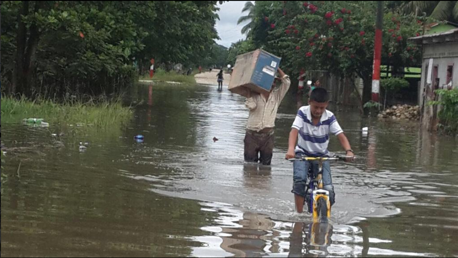 Los vecinos de Las Cruces en Petén debieron dejar sus hogares mientras el agua baja su nivel. (Foto: Conred)