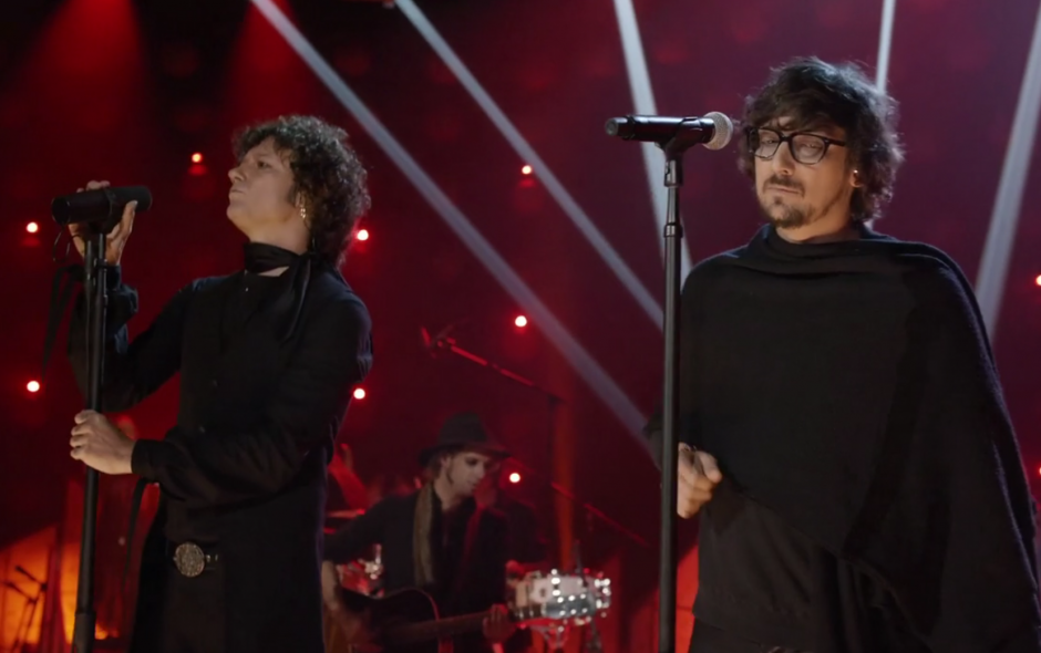 El español Enrique Bunbury junto al mexicano León Llarregui. (Foto: El País)