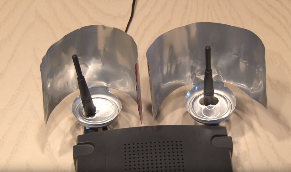 Colocar una lata modificada en cada una de las antenas del router.&nbsp;(Foto: YouTube)