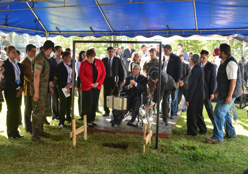 El presidente Maldonado, aún en silla de ruedas, colocó la primera piedra de la construcción de El Nuevo Cambray. (Foto: Jesús Alfonso/Soy502)