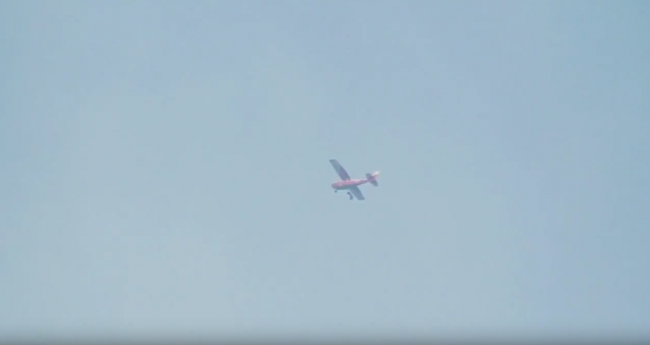 Un paracaidista profesional se quedó colgado de uno de los peldaños de una aeronave. (Imagen: YouTube)