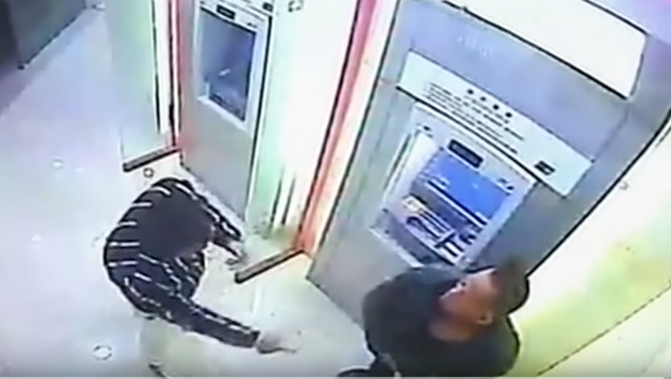 Un delincuente intenta robarle el dinero a un hombre que se encontraba en un cajero automático. (Imagen: YouTube/RT)